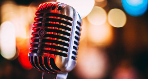 Contratar humoristas y cómicos