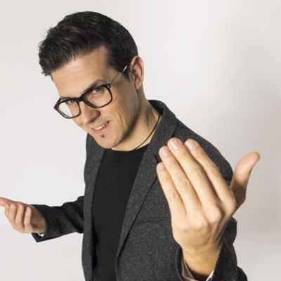 contratar Víctor Parrado