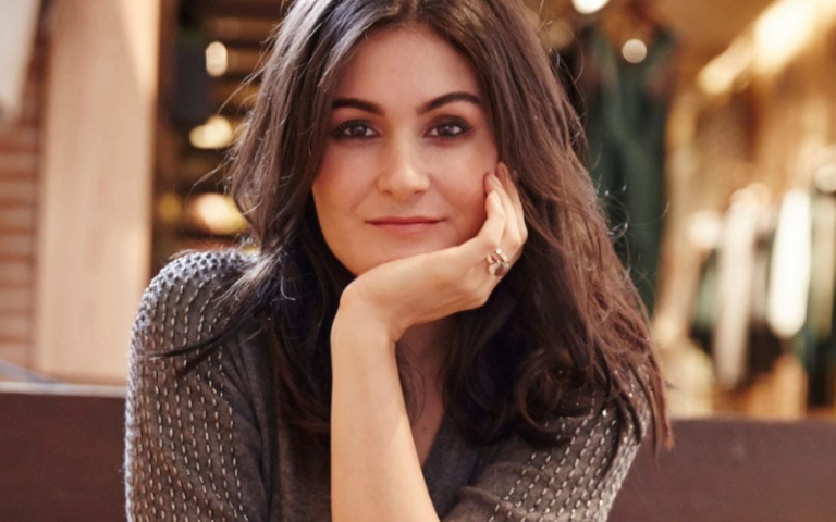 Contratar Valeria Domínguez